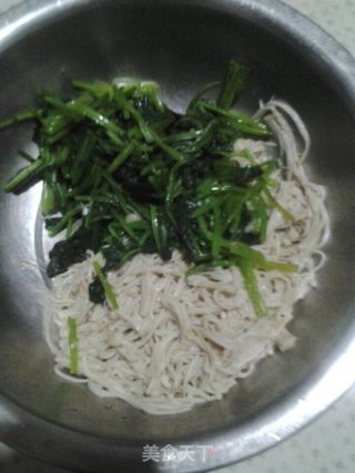 翡翠配白玉（凉拌菠菜金针菇）的做法步骤：4