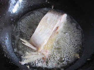 秋天的味道---鲢鱼豆腐的做法步骤：2