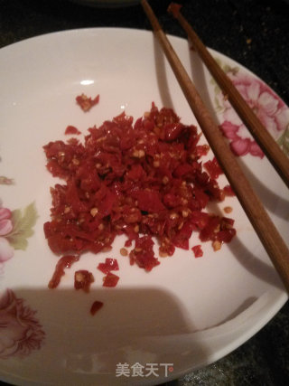 香菇剁椒煎蛋的做法步骤：2