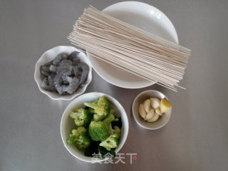 大人和小孩都爱吃的面条——虾仁面的做法步骤：1