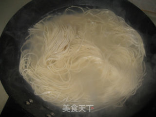 大人和小孩都爱吃的面条——虾仁面的做法步骤：7