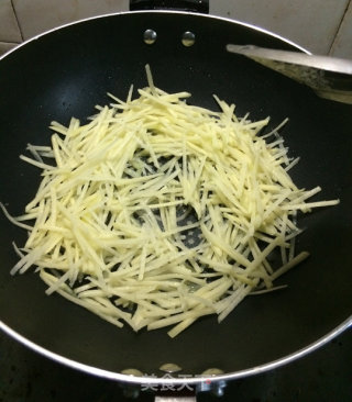糖醋土豆丝--瘦腿餐的做法步骤：2