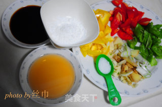 五彩椒炒鸡杂的做法步骤：3