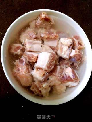 糖醋排骨的做法步骤：1