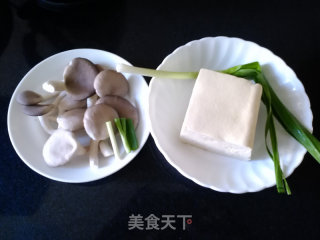 平菇烧豆腐的做法步骤：1