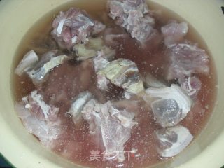 腊膀脊骨海带汤的做法步骤：1
