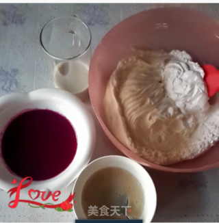 红火龙果酸奶夹心翻糖慕斯的做法步骤：1