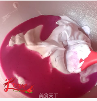 红火龙果酸奶夹心翻糖慕斯的做法步骤：2