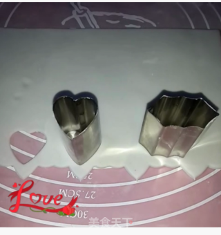 红火龙果酸奶夹心翻糖慕斯的做法步骤：7
