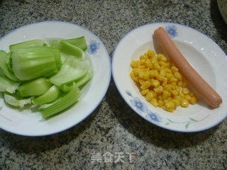 玉米粒火腿肠炒菜梗的做法步骤：1