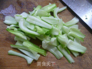 玉米粒火腿肠炒菜梗的做法步骤：2