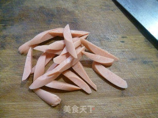 玉米粒火腿肠炒菜梗的做法步骤：3