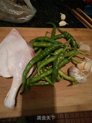 青椒炒鸭边腿的做法步骤：1