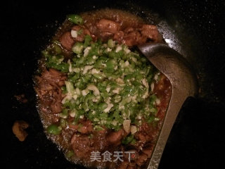青椒炒鸭边腿的做法步骤：11