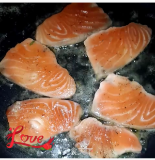 牛油果三文鱼拌炒饭的做法步骤：1