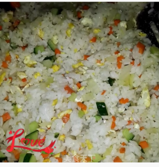牛油果三文鱼拌炒饭的做法步骤：2