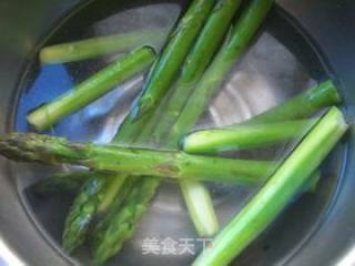 香煎培根芦笋卷的做法步骤：2