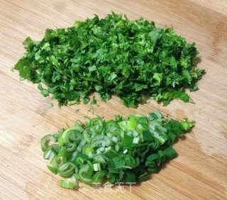香芹叶杂粮鸡蛋饼的做法步骤：2