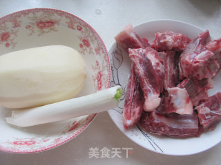 秋补靓汤---莲藕黑豆排骨汤的做法步骤：1
