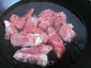秋补靓汤---莲藕黑豆排骨汤的做法步骤：2