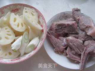 秋补靓汤---莲藕黑豆排骨汤的做法步骤：3