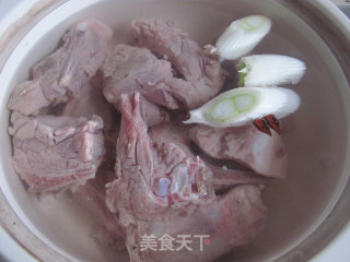 秋补靓汤---莲藕黑豆排骨汤的做法步骤：4