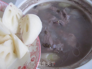 秋补靓汤---莲藕黑豆排骨汤的做法步骤：6
