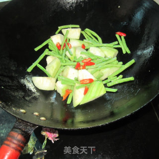 豆角炒丝瓜的做法步骤：9