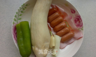 杏鲍菇炒香肠——一个人也要好好吃饭的做法步骤：1