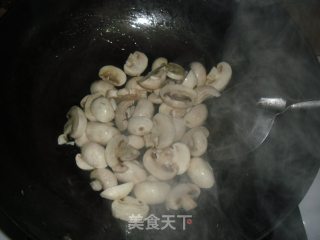 口蘑炒白菜的做法步骤：3