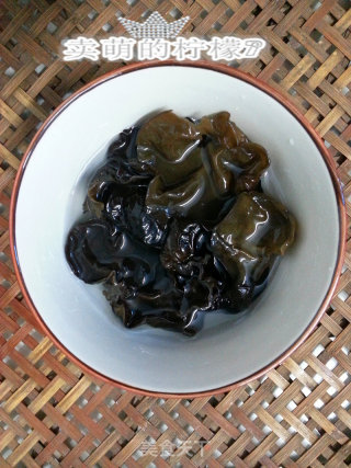 红颜吃出来--红参红枣炖黑木耳枸杞的做法步骤：2