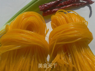 东北玉米炸酱面条的做法步骤：1