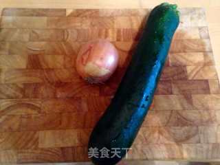 健康美味三文鱼蔬菜煲仔饭配鱼籽的做法步骤：1