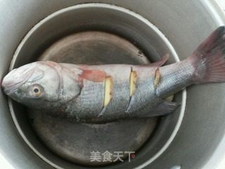 新派酸菜煮鲈鱼的做法步骤：2