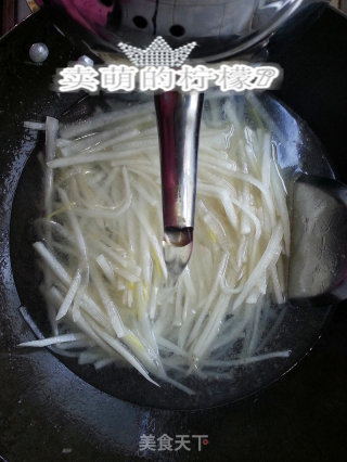 完美组合--白萝卜肉丝浓汤的做法步骤：4
