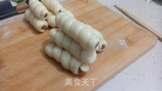 香肠卷的做法步骤：1