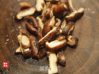 香菇焖菱角的做法步骤：5