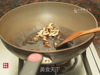 香菇焖菱角的做法步骤：7
