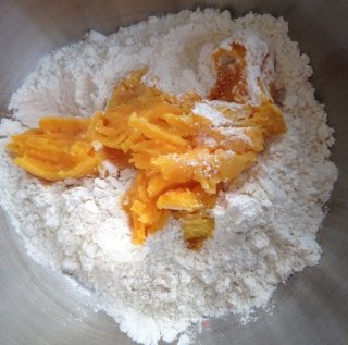 红薯孜然香葱油酥手抓饼的做法步骤：2