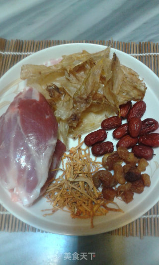 美容养颜-虫草花桂圆红枣炖黄花胶的做法步骤：1