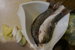 奶香鲜菇鲫鱼汤的做法步骤：1