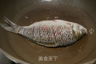 奶香鲜菇鲫鱼汤的做法步骤：3