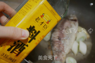 奶香鲜菇鲫鱼汤的做法步骤：4