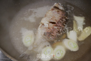奶香鲜菇鲫鱼汤的做法步骤：5