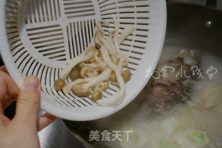 奶香鲜菇鲫鱼汤的做法步骤：6