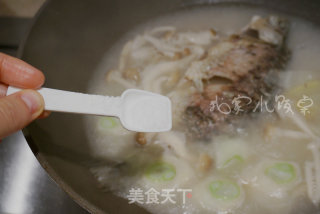 奶香鲜菇鲫鱼汤的做法步骤：7