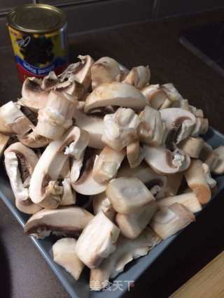 鸡肉蘑菇炖土豆的做法步骤：1