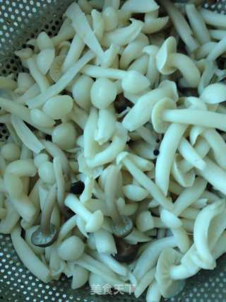 四季豆小蘑菇滑炒肉的做法步骤：3
