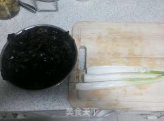 大葱烧木耳的做法步骤：1
