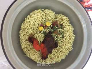微波炉方便面的做法步骤：2